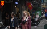 Hà Nội: Nhiều khách nước ngoài vẫn thờ ơ với khẩu trang nơi công cộng